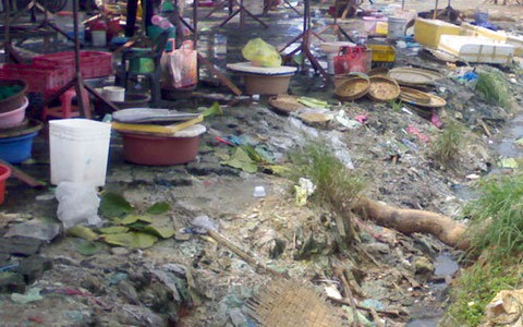 Rác bao quanh chợ