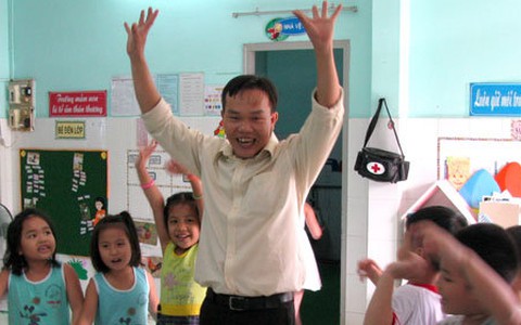 Khi thầy làm... "cô nuôi dạy trẻ"