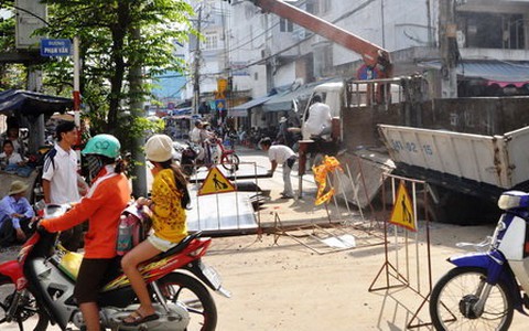 Xe quá tải sụp hố công trình