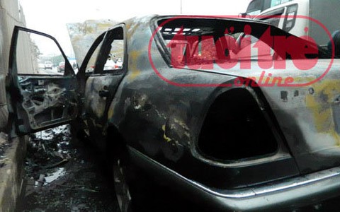 Xe Mercedes bốc cháy trên đường