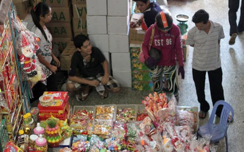 Bánh kẹo dỏm ra chợ
