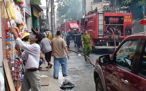 Cháy một cửa hàng trong chợ Tân Bình
