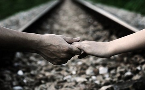 Tình xa: thương anh không hết, em giận làm chi?