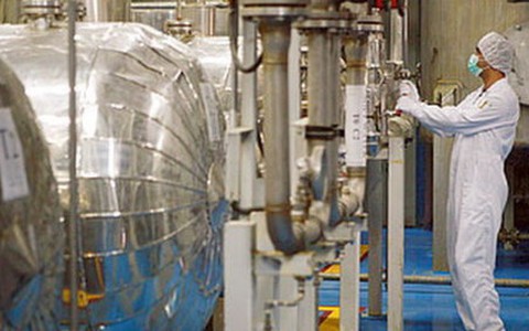 Iran bắt đầu làm giàu uranium