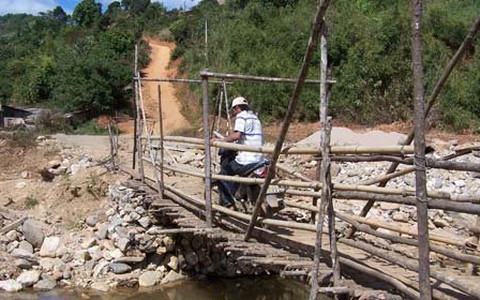 Cầu xuống cấp, dân bị cô lập