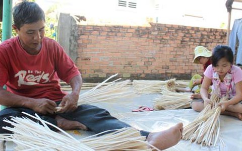 Làng chẻ lạt vào tết