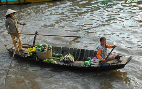 Chợ nổi ngày giáp tết