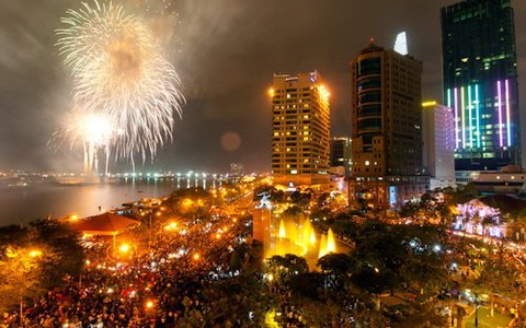 Đất trời quê hương rực rỡ phút giao thừa