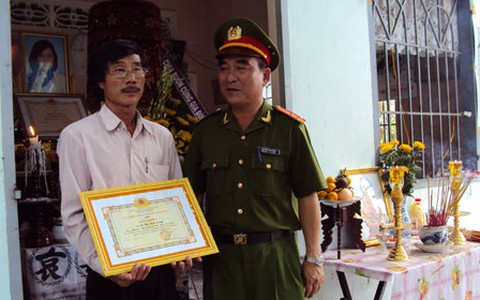 Truy tặng bằng khen cho cô gái dũng cảm đuổi cướp