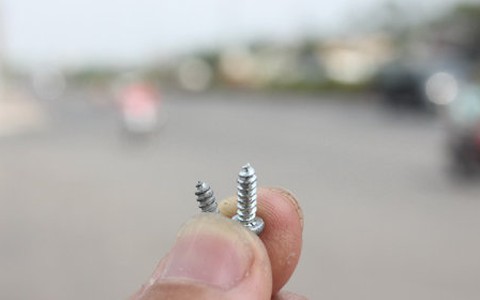 Rải đinh vít trên đường