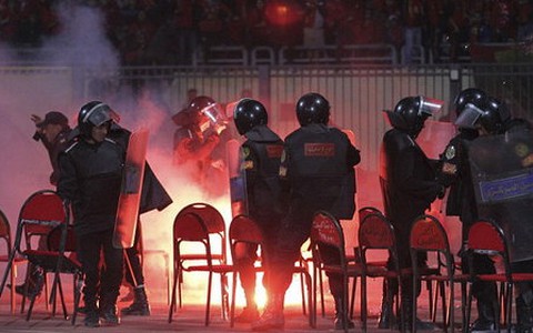 Cổ động viên bạo loạn, nhắm vào cảnh sát