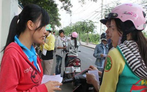 Xuống đường tuyển lao động