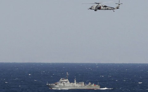 Tàu Iran áp sát tàu sân bay Mỹ