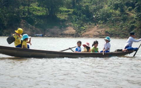 Chông chênh đò ngang đến trường