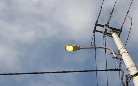 Đèn cao áp sáng giữa ban ngày