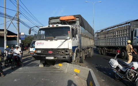 Xe tải tông liên hoàn nhiều xe tại ngã tư