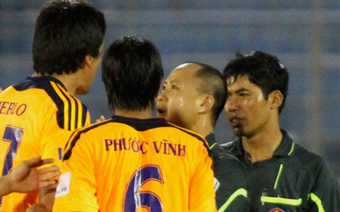 Kỷ luật 4 trọng tài và trợ lý trọng tài