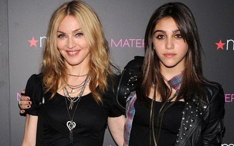 Madonna cùng con gái quảng cáo album mới
