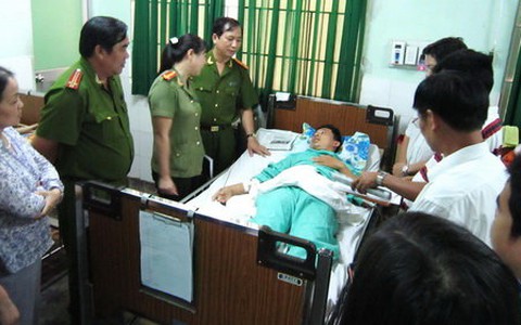 Trao bằng khen cho bảo vệ bắt cướp bị trọng thương