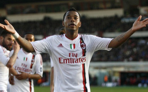 Trọng tài lại tước chiến thắng của Milan