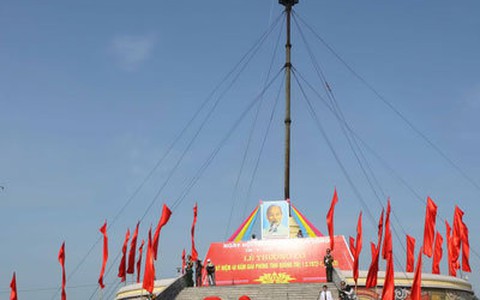 Lễ thượng cờ "thống nhất non sông" bên bờ Bến Hải
