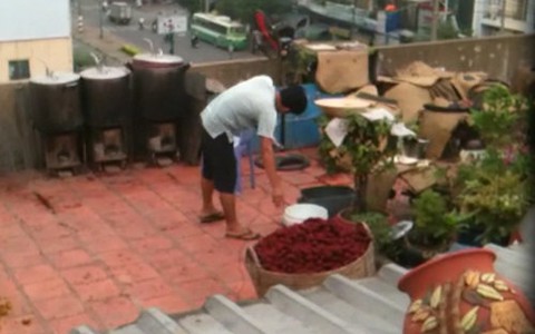 Nấu "cao lạ" gây hôi thối khu dân cư