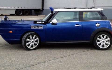 Mini Cooper lội nước