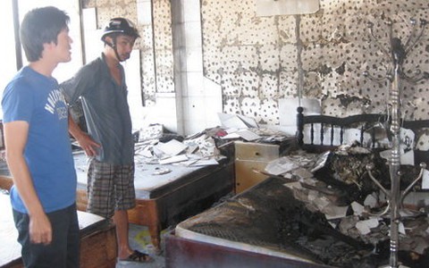 Tàn thuốc gây cháy dữ dội nhà nghỉ