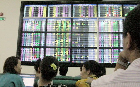 VN-Index giữ mốc 450 điểm