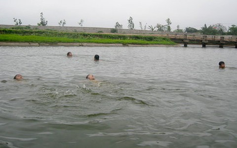 Tránh nóng, trẻ đùa giỡn với "thủy thần"