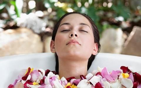 Đẹp thêm nhờ nước hoa hồng