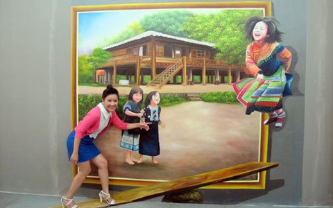 Ngọc Trinh tiếp tục triển lãm ảnh 3D