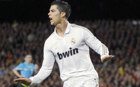 Ronaldo lại dẫn điểm Messi