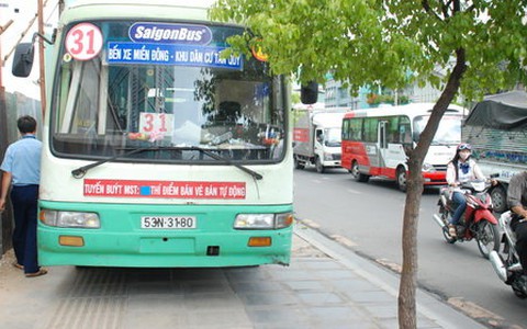 Xe buýt mất thắng, cả trăm người tái mặt