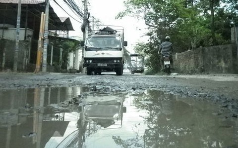Mặt đường đầy "ao nước"