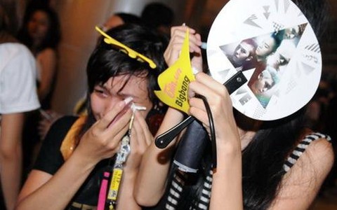 Không phải fan, làm sao hiểu nước mắt của fan?