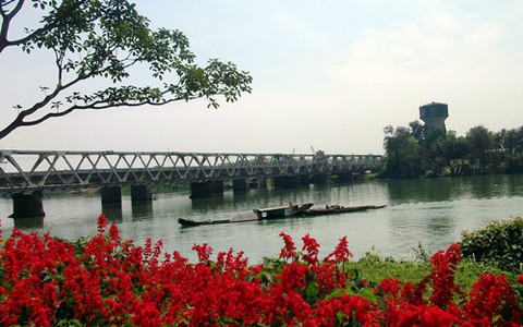 Qua cầu Bạch Hổ