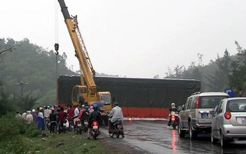 Xe mất lái chắn ngang đường, quốc lộ 1A ách tắc