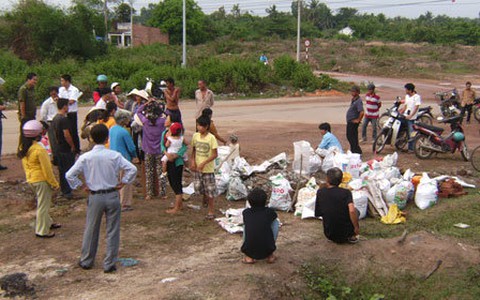 Dân kéo đến lấp cống xả thải của Sonadezi