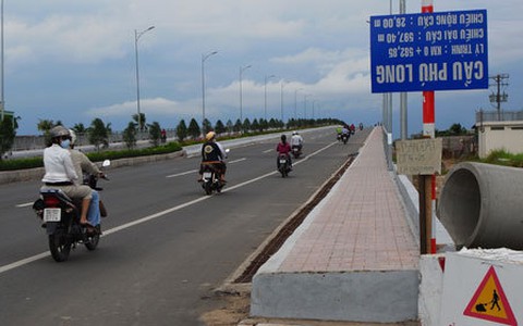 Biển báo cầu Phú Long lộn ngược