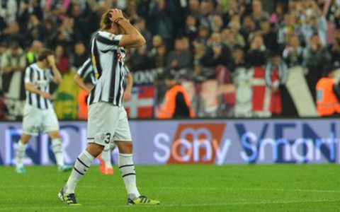 Juve chỉ còn hơn Milan 1 điểm