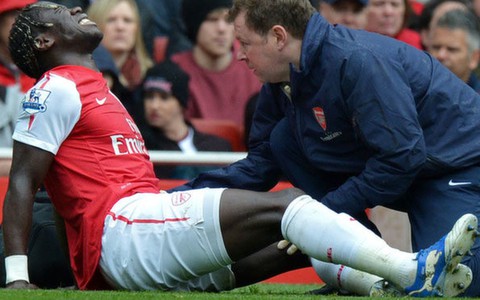 Gãy chân, Sagna chia tay Euro 2012