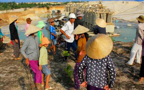 Dân tập trung phản đối nhà máy gây ô nhiễm