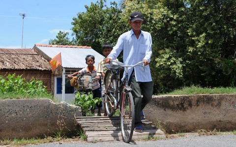 Đê biển bít lối đi của dân