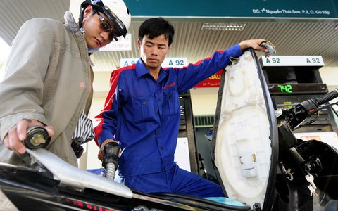 Giá xăng nhập khẩu giảm mạnh, doanh nghiệp lãi cao