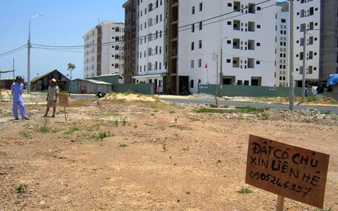 Dưới bán đất, trên thu hồi, dân lãnh đủ