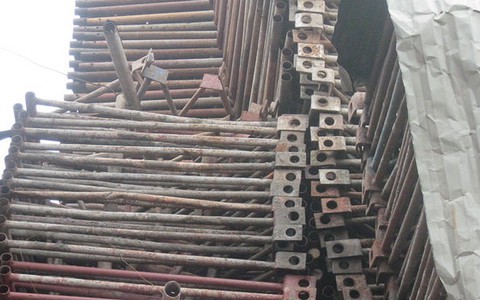 Đống giàn giáo 20m chất liêu xiêu giữa phố