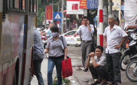 Đội nắng mưa chờ xe buýt