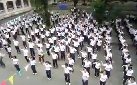 200 học trò nhảy flashmob chia tay thời áo trắng