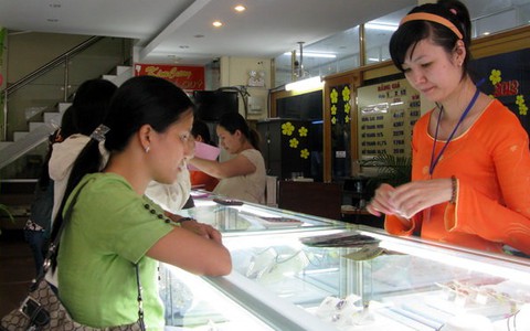 Tiếp tục mua bán vàng miếng trong 6 tháng